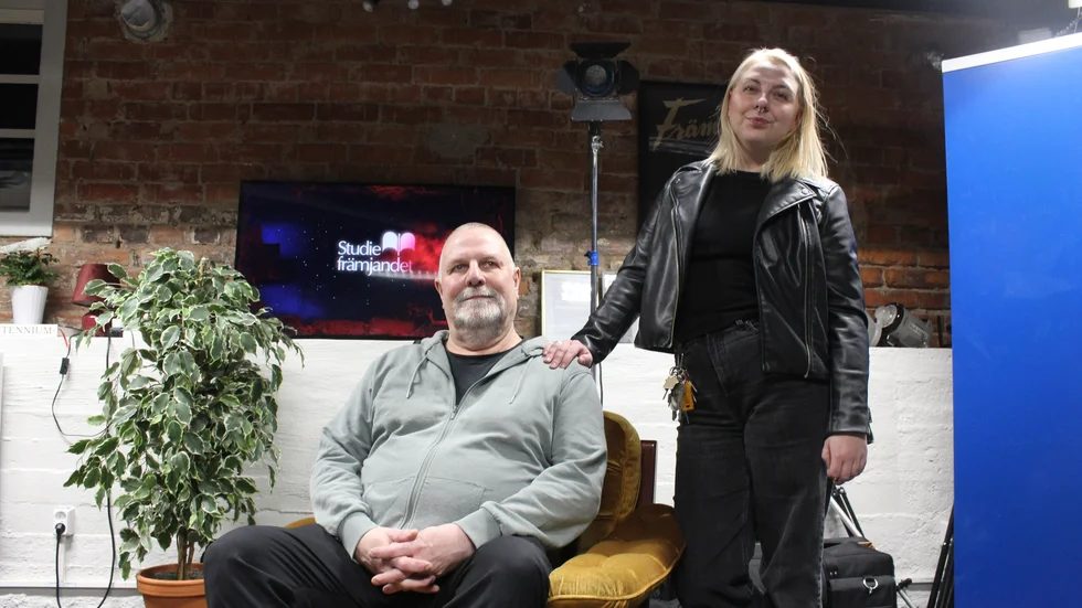 Jan-Olof berättar att han och Olga inte har någon brist på samtalsämnen när de träffas sedan Olga börjat arbeta på Skylten. 