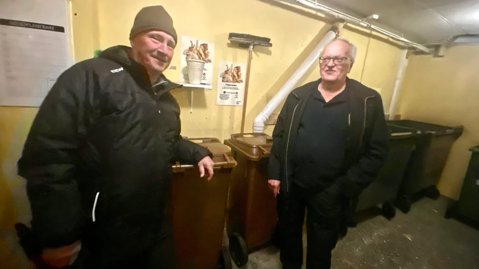 Ordning och reda och alla kärl på plats. Ulf Lindström och Kjell Olsson i BRF Illerns styrelse kan sitta lugnt inför de nya direktiven kring sorteringen som införs för flerfamiljsfastigheter.
