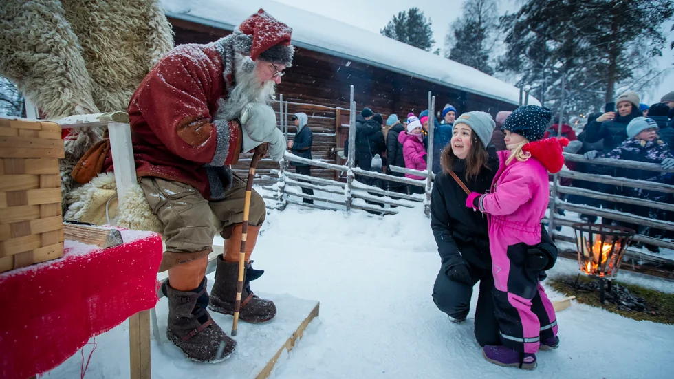 Nora Johansson, 5, hade stått i en lång kö tillsammans med mamma Karin Gustafsson för att få framföra sin önskning till tomtefar som givetvis fanns på plats under julmarknaden på Hägnan.