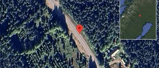 Brinnande fordon stoppar trafiken på väg 811