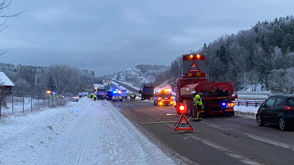 Bild från trafikolycka vid Läggesta i början av december. Just december är den månad då det brukar vara flest antal inkomna samtal om trafikolyckor, enligt statistik från SOS Alarm. Åt motsatt håll är april ofta den lugnaste månaden i det avseendet.
