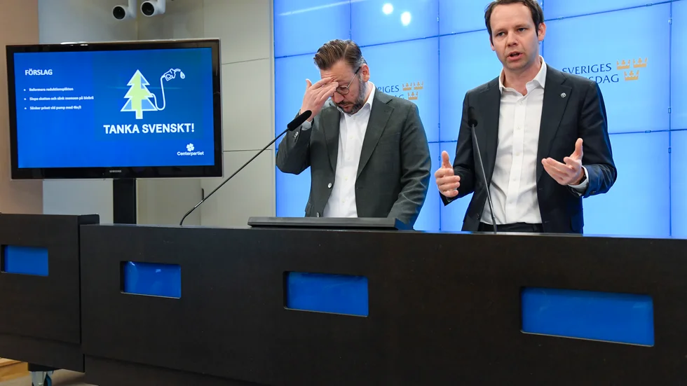 Rickard Nordin (till höger), Centerpartiets talesperson i klimatfrågor har hotat med att väcka misstroende mot miljö- och klimatminister Romina Pourmokhtari (L). Ett utspel som sannolikt inte imponerar på partiets väljare.