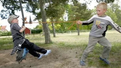 Oskar Frode-Jakobsson och Isak Eskelund leker som vanligt och har ingen aning vad som händer med deras skola.
