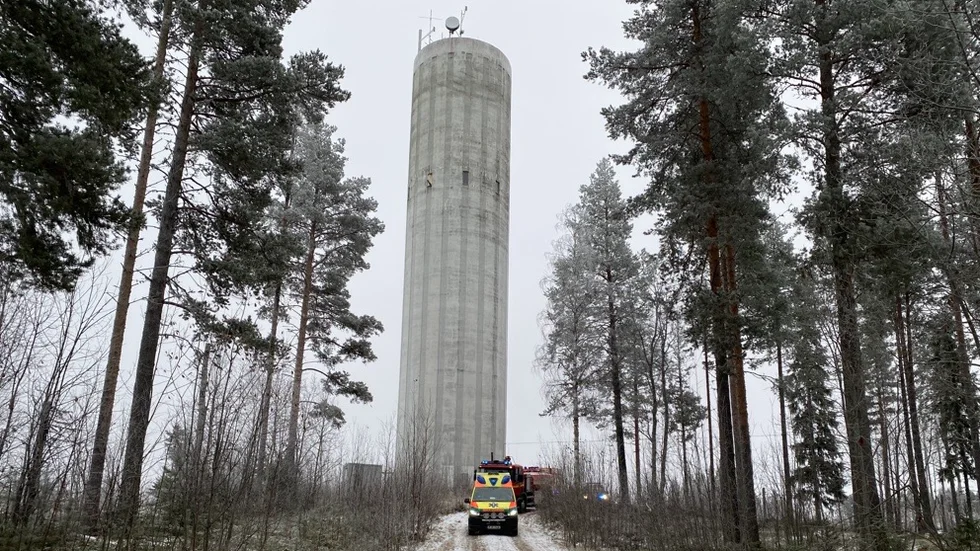 Det började brinna högt uppe i vattentornet. På onsdagen var brandorsaken oklar.