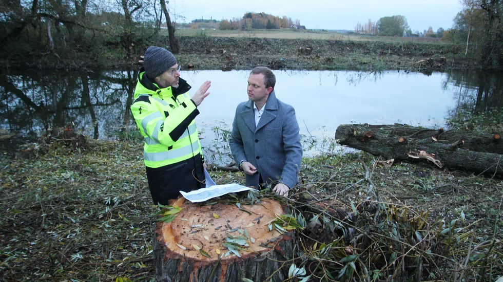 Kommunens projektledare Per Oldfeldt och kommunalrådet Stefan Erikson (M) ser fram emot byggstarten. Här vid Stångån har förberedelserna börjat för den 124 meter långa bron.   
