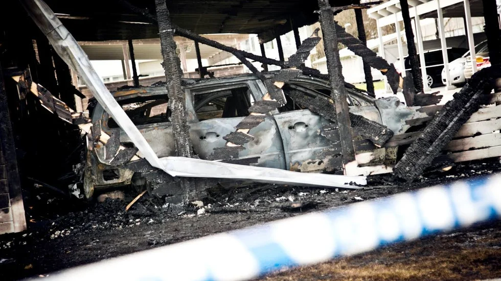 Ett 20-tal bilar förstördes av branden i carporten i kvarteret Kolgården i april. Branden misstänks vara anlagd, men någon skyldig har inte kunnat hittas.