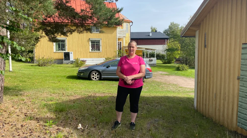Loftahammarsbon Maud Axelsson jobbar inom hemtjänsten. "Det är mycket sorgligt att affären lagt ner."