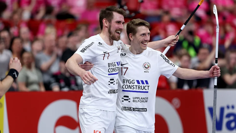 Glada miner i Storvreta. Elitlicensen är beviljad. På bilden jublar Tobias Gustafsson (t v) och Niklas Winroth Nelin under SM-finalen i våras.