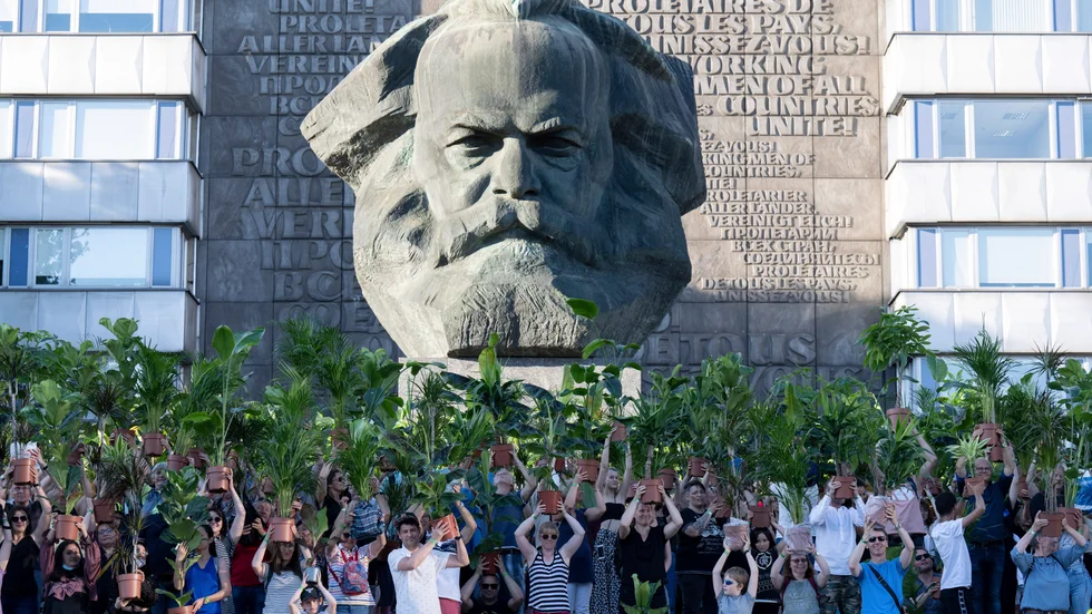 Carl Ryytty skriver om mobilberoende: "Karl Marx skrev 1848 i det kommunistiska manifestet att ”religion är opium för folket”. Nu är mobilerna religionen.