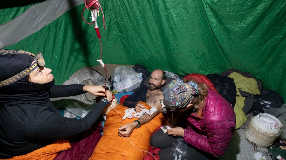 Ett vårdteam tar hand om grottforskaren Mark Dickey inuti grottan Morca, i södra Turkiet. Bilden distribuerades i lördags av Ungerska grotträddningstjänsten.