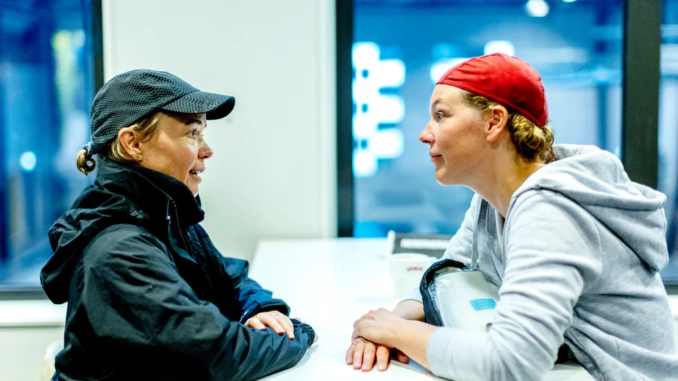 Regissören Frida Kempff och Josefin Neldén pratar under en paus i inspelningarna.