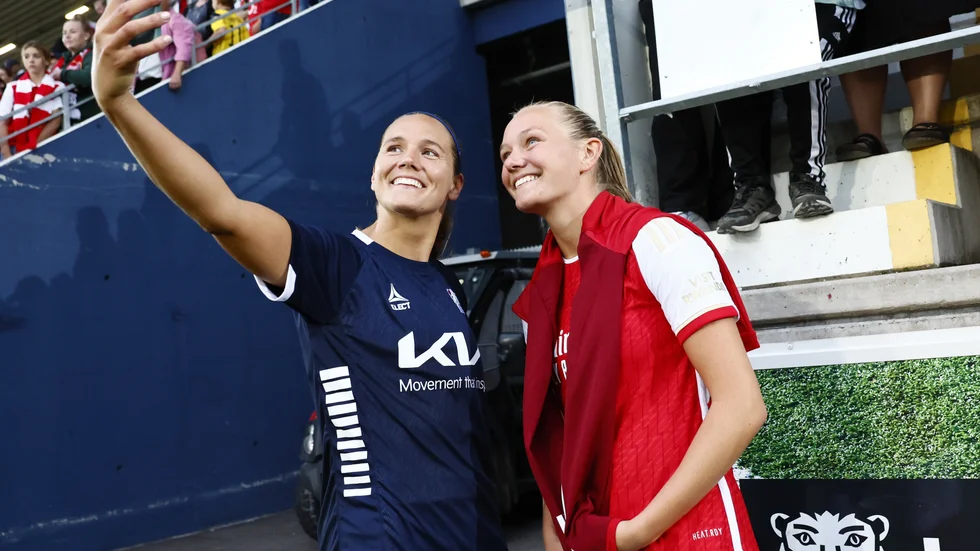 Emma Lennartsson och Frida Leiónhardsen Maanum tar en gemensam selfie efter Champions league-matchen i onsdags.
