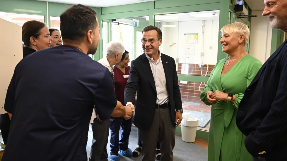 Statsminister Ulf Kristersson och äldre- och socialförsäkringsminister Anna Tenje besöker vård- och omsorgsboendet Kungsgården i Kungsängen.