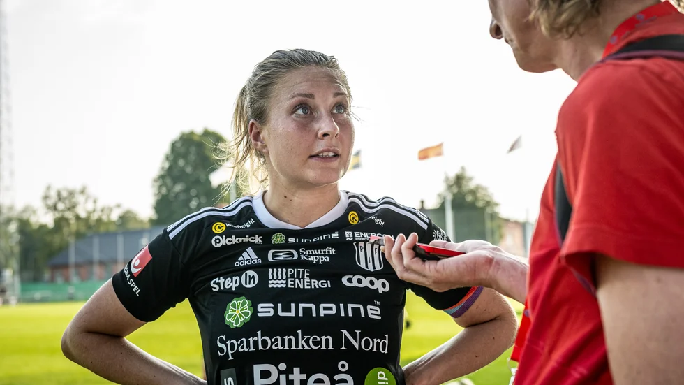 Piteås Fanny Andersson intervjuas efter fotbollsmatchen i  mellan Kristianstad och Piteå.