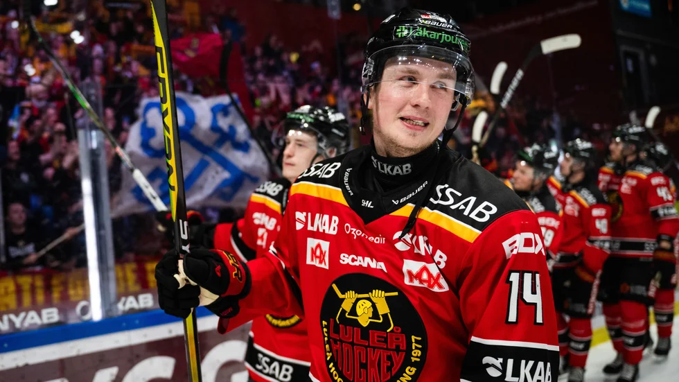 Jonas Berglund jublar efter segern mot HV71.