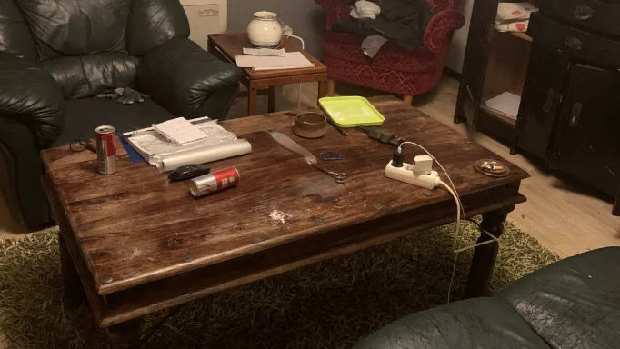 Polisen hittade narkotika på flera ställen i fastigheten. Bland annat var det vitt pulver på soffbordet.