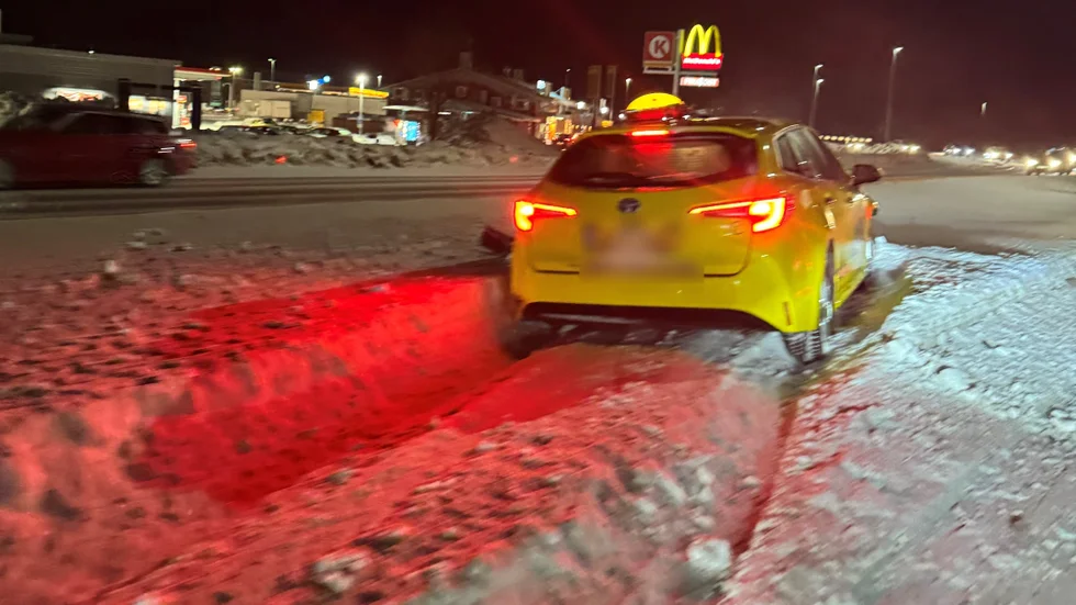 En taxibil var inblandad i en krock och hamnade sedan utanför vägen.
