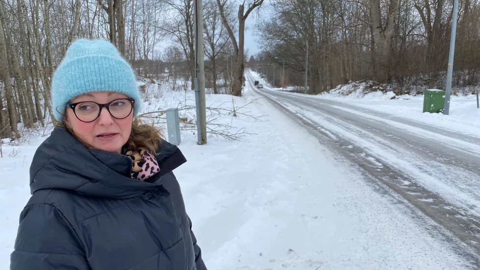 Anna Douglas säger att det inte lönar sig att försöka bromsa på de isklädda vägarna, då tappar man helt kontrollen över sitt fordon.