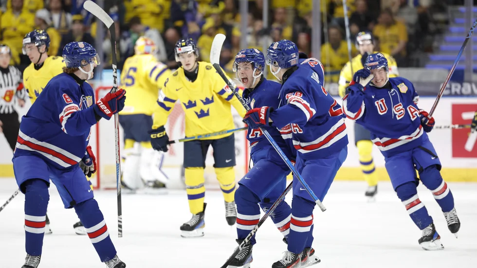 Amerikanskt jubel. Tvåmålsskytten Isaac Howard (22) firar med lagkamraterna medan svenskarna deppar.