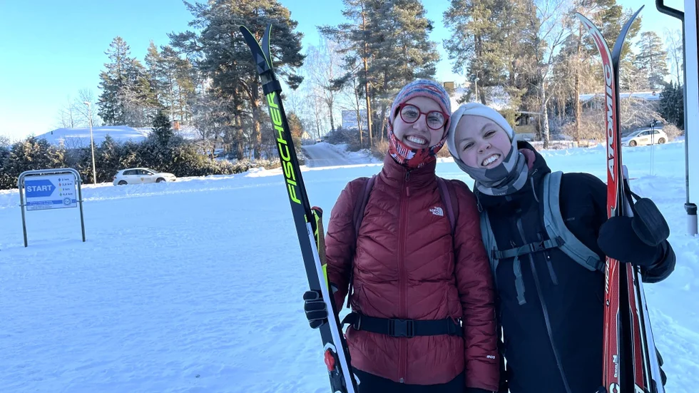 Maja Jonåker har cyklat från T1 till Åbysäcken skidstadion för att möta upp Frida Alteby och ”damma av skidorna”. Med fyra lager på toppen och två på benen hoppas de kunna värma upp sig så fort de börjar åka.