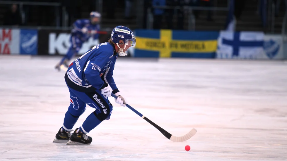 IFK Motala, här högerhalven Casper Hänninen, tog en imponerande seger på lördagen, i kölvattnet av att två ikoner lämnar klubben. Nu kommer ett nytt år och då gäller det att inleda en ny era för Motalabandyn. Nu måste nya personer kliva fram, tycker Jens Bollius.