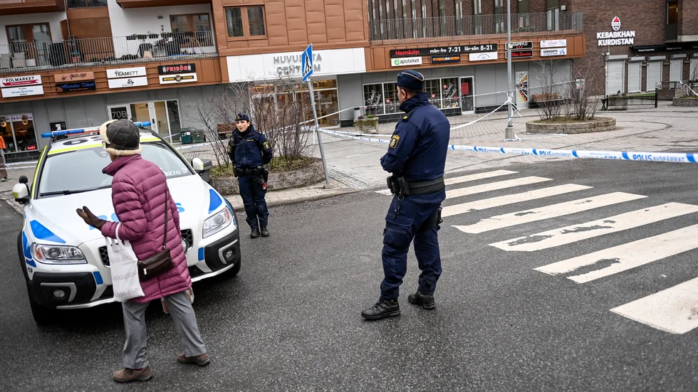Polis på plats i Huvudsta centrum i Solna, dagen efter mordet den 20 januari 2023.