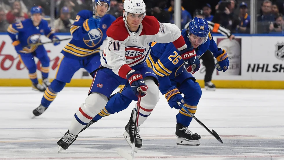 Montreal Canadiens forward Juraj Slafkovsky är skäret före Buffalos svenske stjärnback Rasmus Dahlin i matchen där Montreal vann med 3–1.