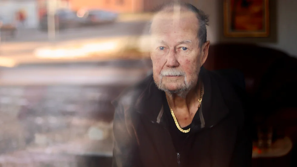 Norrans Lennart Enkvist och Evelina Eriksson följde under året turerna kring krisande Norrkronan i Malå. Bland annat mötte de Henry Sjöner, 77, som bor i ett av Norrkronas fastigheter. När hyresvärden inte betalade räkningarna stängde elbolaget av värmen i huset. Henry fick teckna ett eget abonnemang och köpa el-element, men bävade för hur det skulle gå under vintern. 