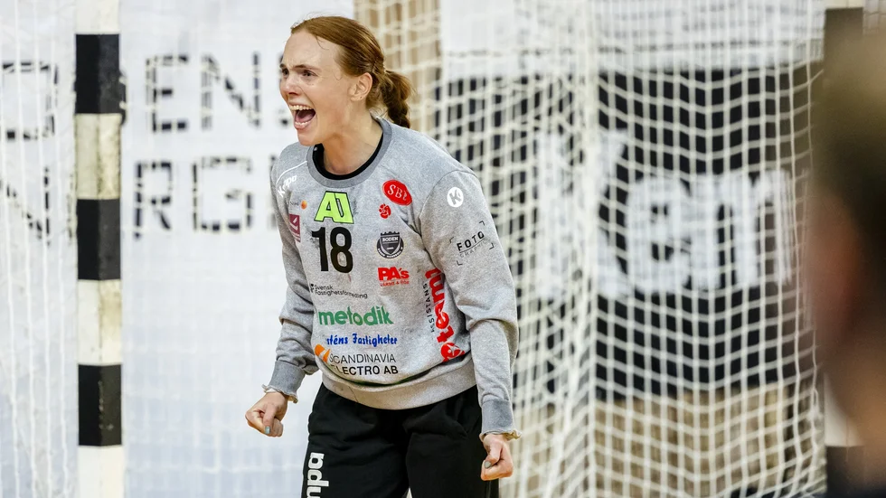 Målvakten Mie Sörensen gjorde både mål och svarade för fina räddningar när Boden Handboll tog över serieledningen.