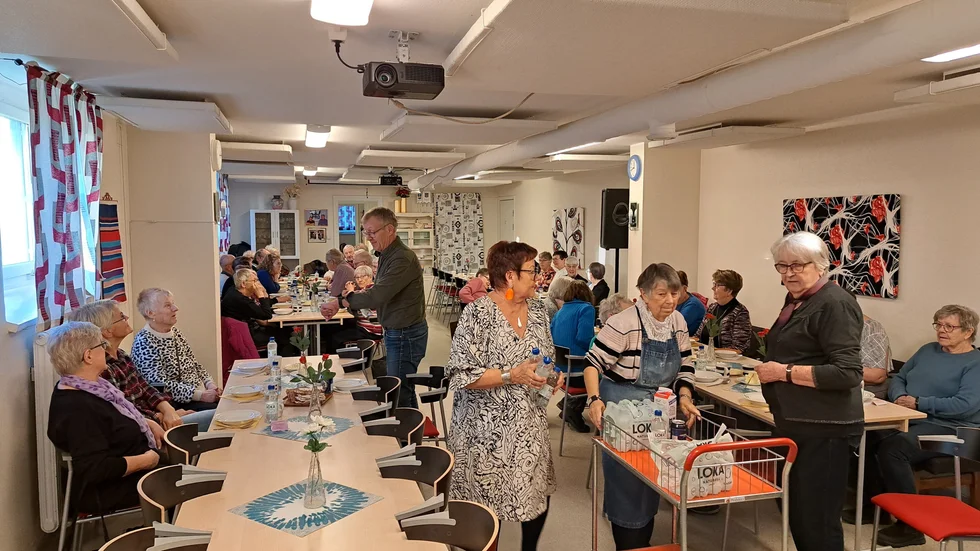 Medlemmarna i Älvsby PRO bjöds på älgköttsoppa under medlemsmötet. 
