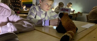 Ficklamporna tända när tv besökte skolklassen 
