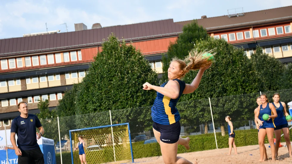 Lovisa Kardell som spelat i damlandslaget i beachhandboll är projektledare för planprojektet i Uppsala.
