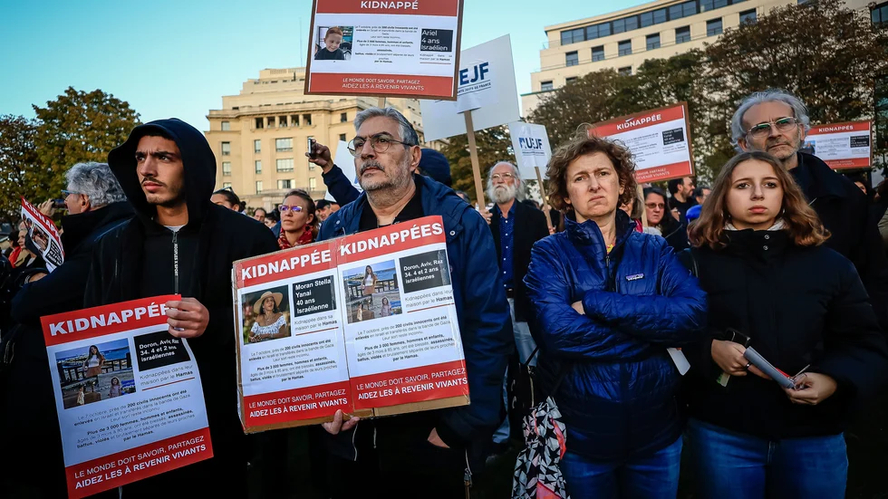 Demonstranter i Paris visar bilder på släktingar som hålls som gisslan av Hamas.