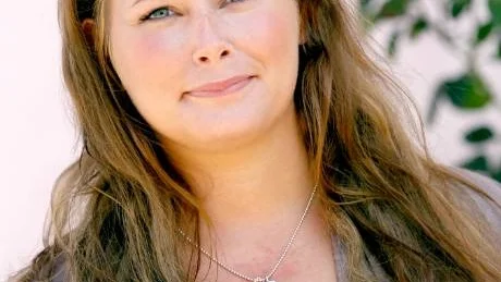 engagerad. Lisa Engström är ny chef för föreningen Ung Företagsamhet Gotland. Hon vill vara med och utveckla näringslivet på ön så att unga, som studerat på fastlandet, kan flytta hem och få jobb.foto: tommy söderlund