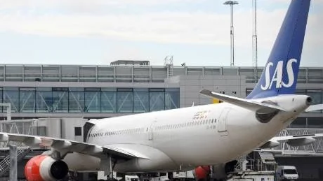 SAS Airbus 330 med destination Chicago står kvar vid sin gate på Arlanda flygplats på tisdagseftermiddagen efter att man hittat en mus ombord. Det är oklart när flygplanet kan komma iväg eftersom man först måste hitta musen, enligt Aftonbladet.se.