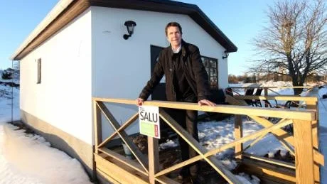 Visningshus. Drömstugan Sveriges vd Per Högdin har fortfarande bara ett hus på plats i Slite strandby. Resten är försenade på grund av isläget. arkivfoto: rolf jönsson