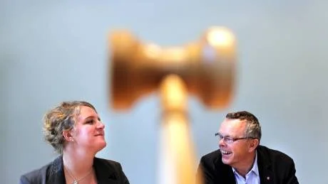KLUBBDAGS. Hanna Westerén och Åke Svensson avvaktar räkningen av kryssen på valsedlarna, innan det bestäms vem som blir ordförande i regionstyrelsen.foto: tommy söderlund