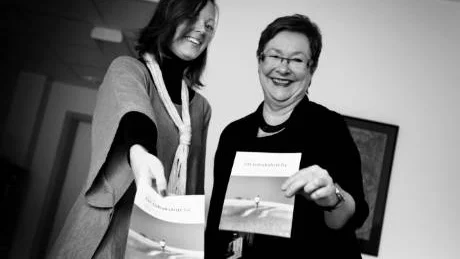 Tobaksfritt. Erica Henningsson från Visby utbildar sig till hälsopedagog i Gävle och gör praktik hos Mona Wahlgren på tobakspreventiva mottagningen.Foto: Henrik Radhe