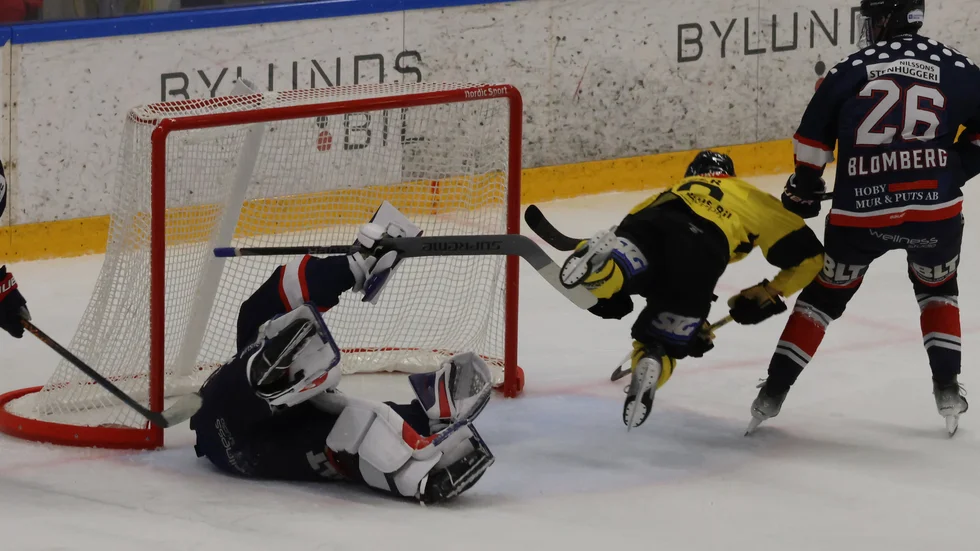 Sebastian Linder flyger fram och gör 3-2 för VH mot Mörrum.