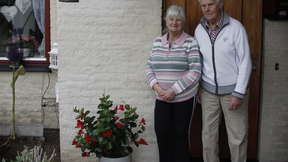 Lillemor Lundin, 85, och maken Bert-Inge Lundin, 88, bor alldeles i närheten och reagerade starkt när de hörde vad som hänt på nyheterna. "Man blir orolig, framför allt för alla barnfamiljerna i området", säger Lillemor.