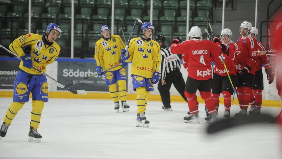 Juniorkronornas möte mot Schweiz slutade med förlust på övertid. Här har Miles Müller just gjort 1–0 till Schweiz.