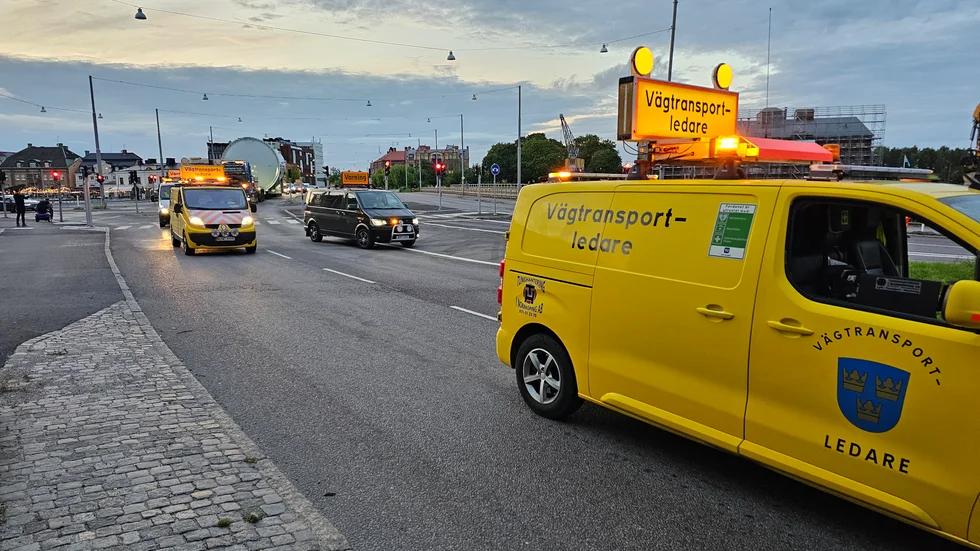 Den tunga transporten tog vägen över Hamnbron i Norrköping på onsdagskvällen.