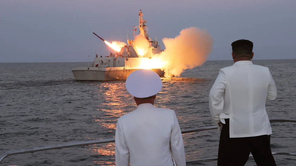 Kim Jong-Un observerar på detta odaterade fotografi vad den nordkoreanska regimen beskriver som en provskjutning av strategiska kryssningsrobotar.