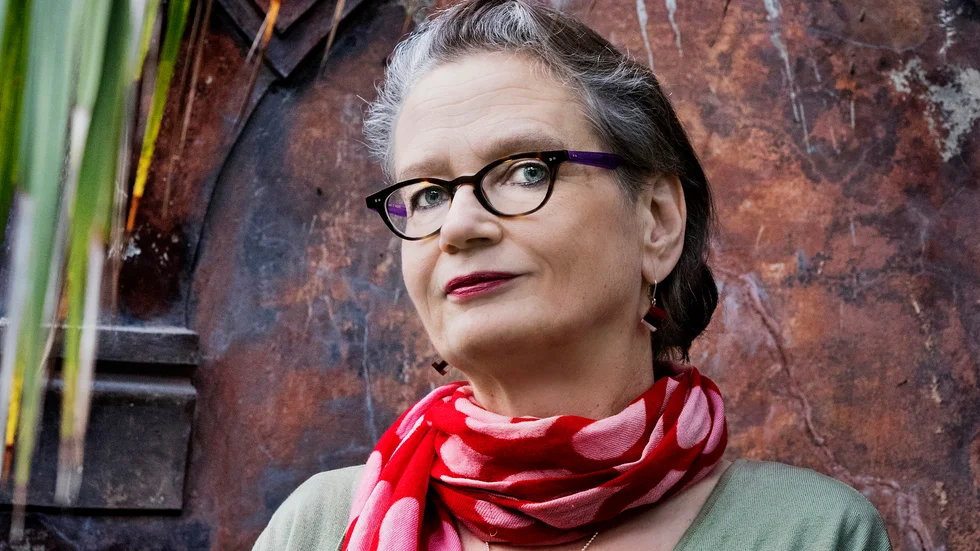 I ”Min farmors nerver” utvecklar Pia Ingström sitt intresse för psykisk ohälsa men också om svårigheten att som mamma känna sig bortvald av sina egna vuxna barn, skriver NSD:s recensent.