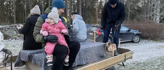 Motorsågskonst, hästskjuts och mat på helgens julmarknader