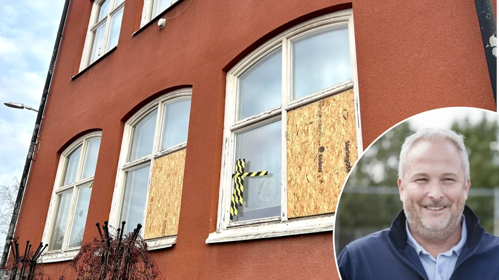Glasrutor har slagits sönder och ersatts av träskivor. På bild ses också Tobias Lundqvist. 