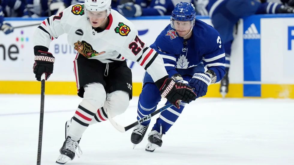 Torontos John Klingberg, som här ses jaga Chicagos Lukas Reichel sattes på torsdagen upp på Torontos långtidsskadelista. Arkivbild.
