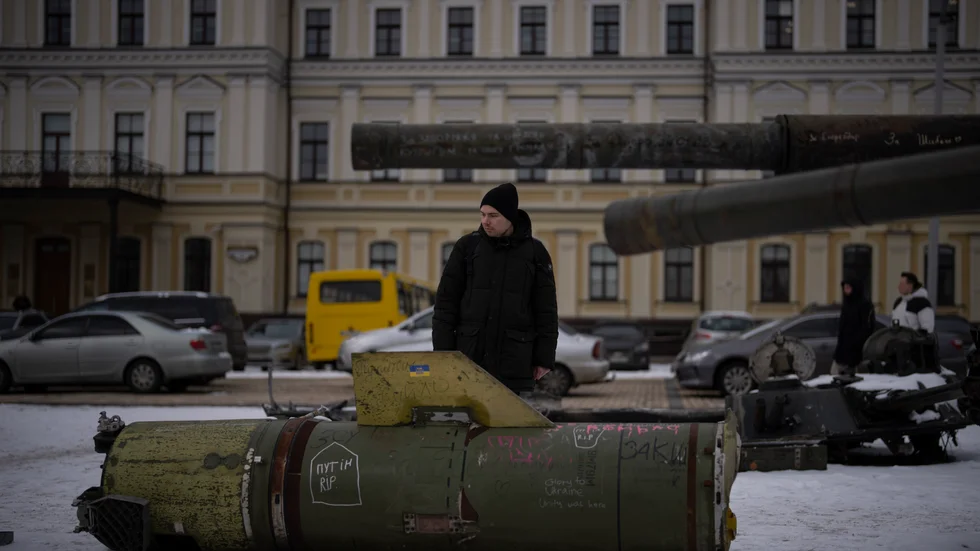 En man studerar vraket efter en rysk robot som lämnats kvar vid en gata i Kiev. Bilden är från i februari i år.