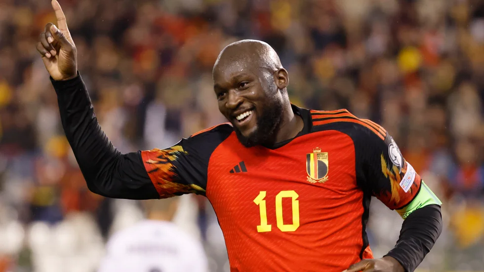 Belgiens målkung Romelu Lukaku firar ett av sina fyra mål och målrekordet i EM-kvalet.