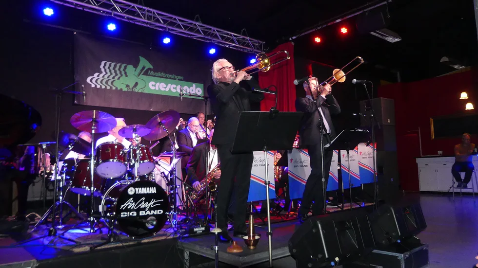 Inte bara musikaliskt bra utan också visuellt lockande. Ander G. Carlsson och Mats Lundberg backas upp av AirCraft Big Band.